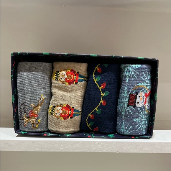 Neiman Marcus Men’s Holiday Socks Size: 10-13 MSRP: $75 + Tax - Picture 3 of 4